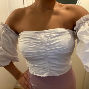 GINA TRICOT TOPP - Fin topp från Gina tricot i storlek S/36. Man kan själv justera hur man vill att armarna ska sitta och de åker inte ner💖 