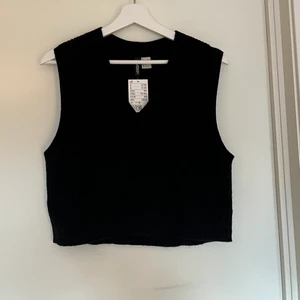 Stickad svart väst - Stickad väst, helt ny aldrig använd ❤️köparen står för frakten 