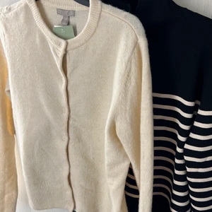 Beige kofta  - Jättemysig kofta, sticks inte! Från h&m, storlek XS, nypris är 199kr men finns inte kvar i xs. Jättefin beige färg, aldrig använd, prislapp kvar