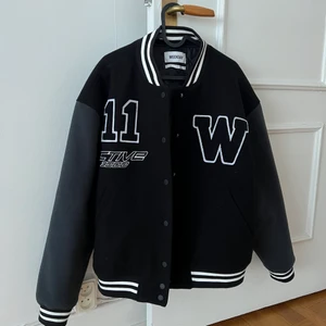 Collegejacka från Weekday - Oversized collegejacka från Weekday. Nyskick. 