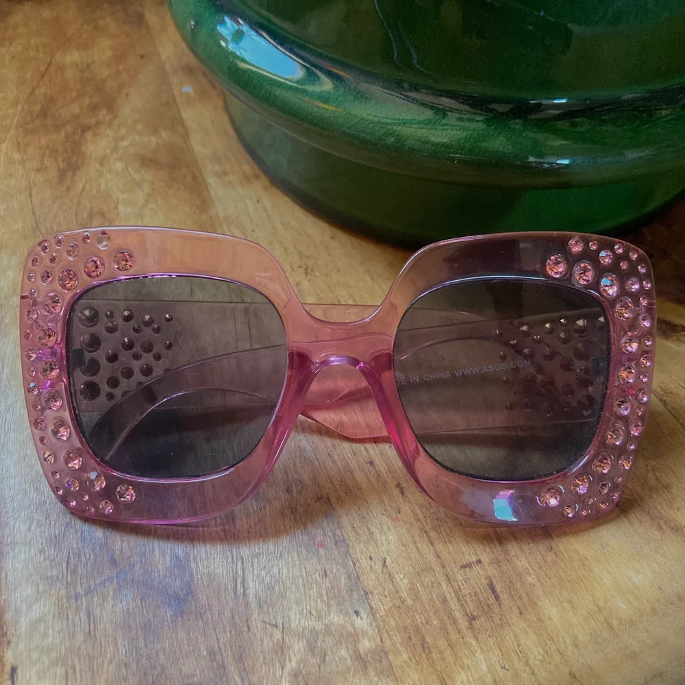 Iconic rosa solglasögon. Slutsålda. Som nya!. Accessoarer.