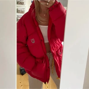 Röd fjällräven jacka  - Varm och skön fjällräven jacka,min mormors gamla därav priset.storlek xs men passar alla