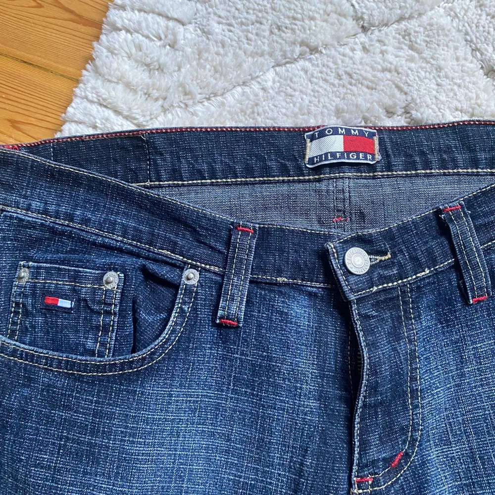 Jävligt snygga tommy hilfiger lowwaist jeans som tyvärr inte kommer till användning.. innerbensmått-86cm😍. Jeans & Byxor.