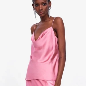 Zara topp - Supergullig rosa zara topp i silke. Mina bilder gav inte färgen rättvisa så tog en liknande topp från zara på första bilden med samma färg. Använd 1 gång