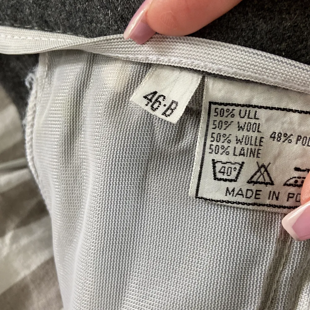Säljer dessa grå kostymbyxor då de är lite tighta på mig, storleken är som en s. Från Kappahl . Jeans & Byxor.