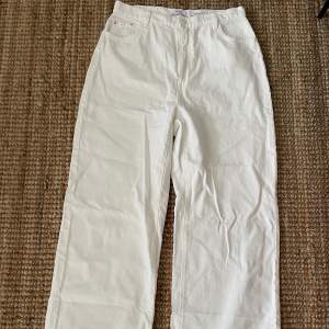 Ett par vita vida jeans med hög midja🤩 Aldrig använda då de är för stora på mig.  Hör av dig vid intresse/frågor!💖 Köparen betalar eventuell frakt 