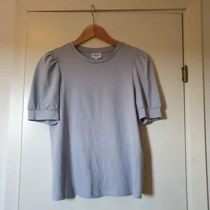 Blå blus/ tröja - Ljusblå tröja/ blus med puffärm från vero moda