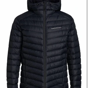 Jacka  - Säljer min peakperformance jacka, den har blivit för liten och har inte användning av den längre. Den är i jättefint skick och en perfekt höst/vinter jacka. Kan skicka bilder på jackan vid intresse! 