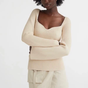 Söker  - Söker denna topp från hm i storlek S! Hör jätte gärna av er om ni har och kan sälja ❤️🫶🏼