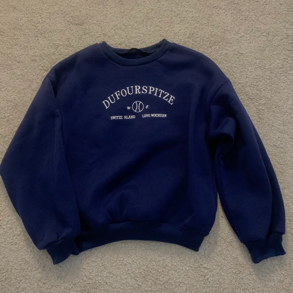 En marinblå sweatshirt som aldrig har kommit till användning, frakten ingår inte i priset!💞. Tröjor & Koftor.