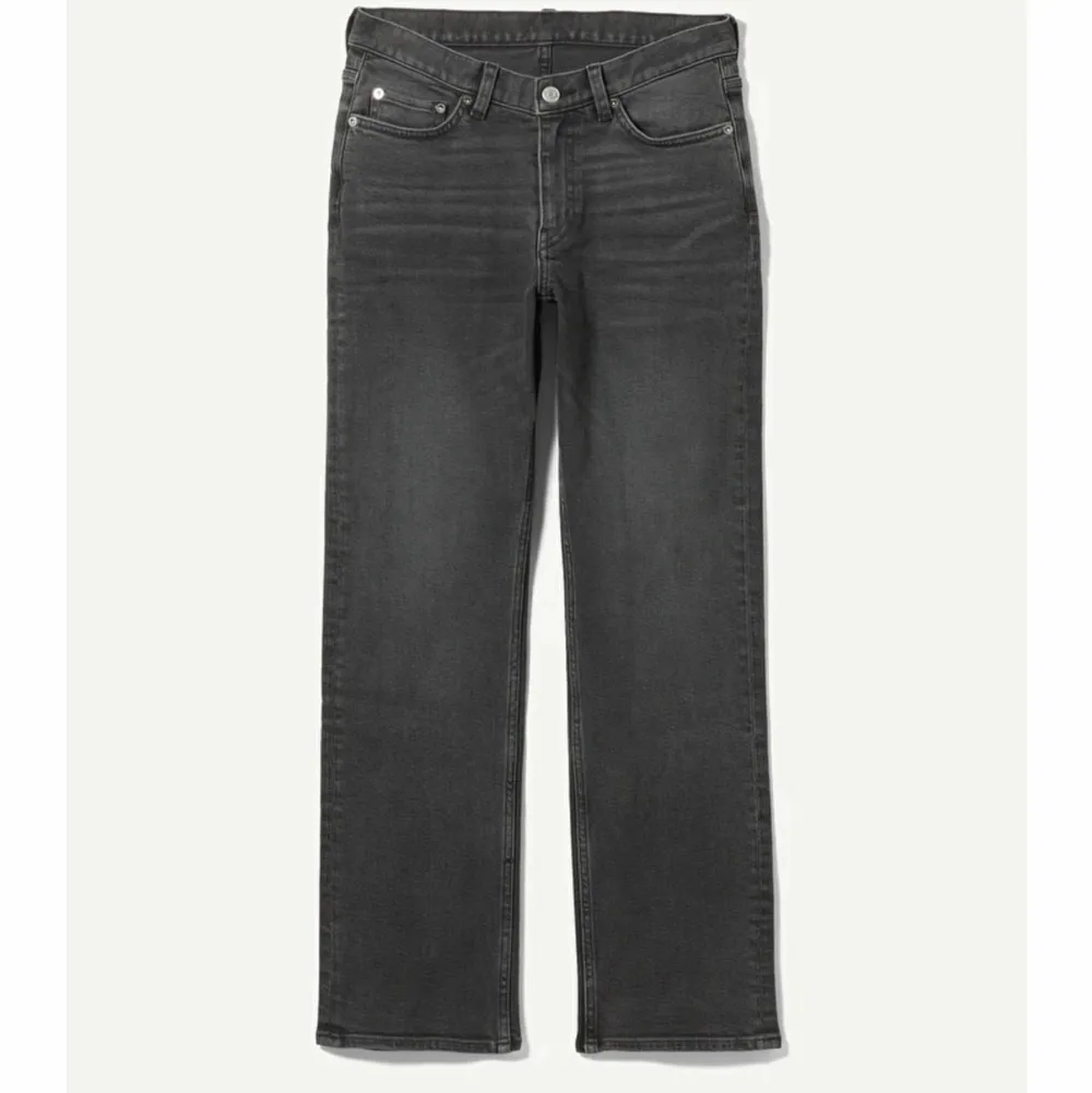 Svarta slutsålda mid waist jeans ifrån weekday i modellen twig! Strl 24”32🫶🏼 NYPRIS 500. Jeans & Byxor.