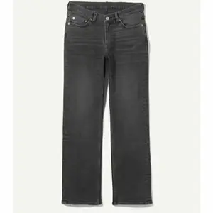 Svarta slutsålda mid waist jeans ifrån weekday i modellen twig! Strl 24”32🫶🏼 NYPRIS 500