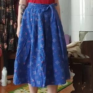 vintage bomullskjol - så fin kjol i blått färgstarkt bomull, fodrad med lent material, dragkedja bak o knyband i midjan🌻 väldigt fin kvalitet! jättefin med t ex polo även under höst o vinter!