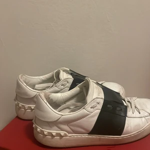 Valentino sneakers  - Valentino rockstud sneakers.  Rätt slitna men ändå fina. Skriv till mig på DM vad ni kan tänkas ge , så tar vi de därifrån 🧡kvitto, äkthetsbevis mm ingår givetvis! 