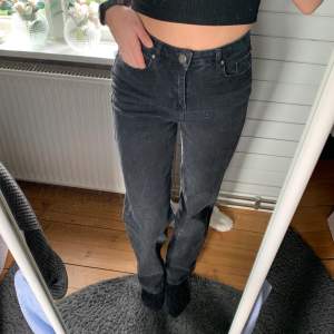 Svarta jeans i en urtvättat nyans från Madlady, storlek 36 och i längden tall!🤍 Gott skick då de inte kommit till användning☺️