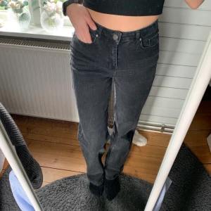 Svarta jeans - Svarta jeans i en urtvättat nyans från Madlady, storlek 36 och i längden tall!🤍 Gott skick då de inte kommit till användning☺️