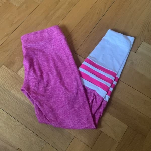 Bombshell tights - Tights från bombshell. Storlek medium. Supersköna och mjuka. Ser helt nya ut då dom är använd endast ett fåtal gånger.  Frakt ingår i priset 