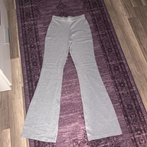 Byxor  - Säljer dessa då dom är för korta för mig, är 175. Byxorna är i storlek S och är luftigare under knäet än ovanför!  Köparen står för frakt! Betalas med Swish!