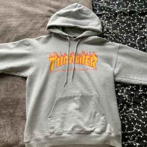 Trasher hoodie storlek S - Trasher hoodie i storlek herr S i mycket bra skick. Plagget är 62 cm långt från axlar till botten. Kan fraktas i hela Sverige eller mötas upp i Malmö/Lund. 