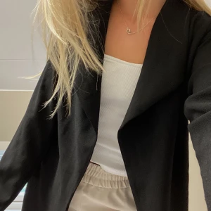 Trenchcoat  - Superfin trenchcoat från nakd❤️‍🔥❤️‍🔥 superfint skick!! Perfekt nu till hösten🍁