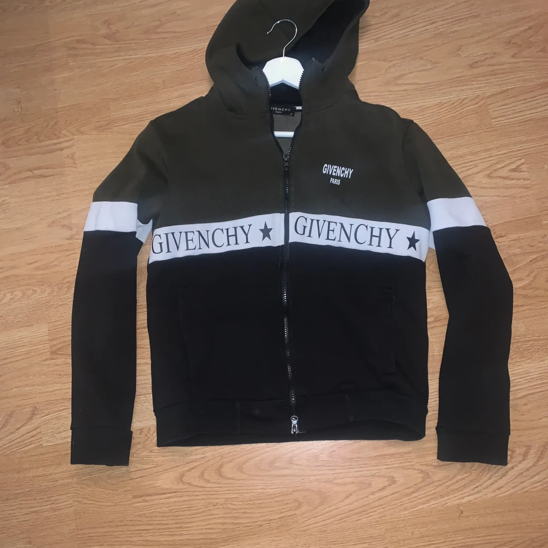 Gevenchy hoodie storlek M