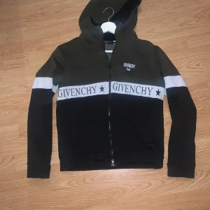 Gevenchy hoodie storlek M - Passar liten M eller S