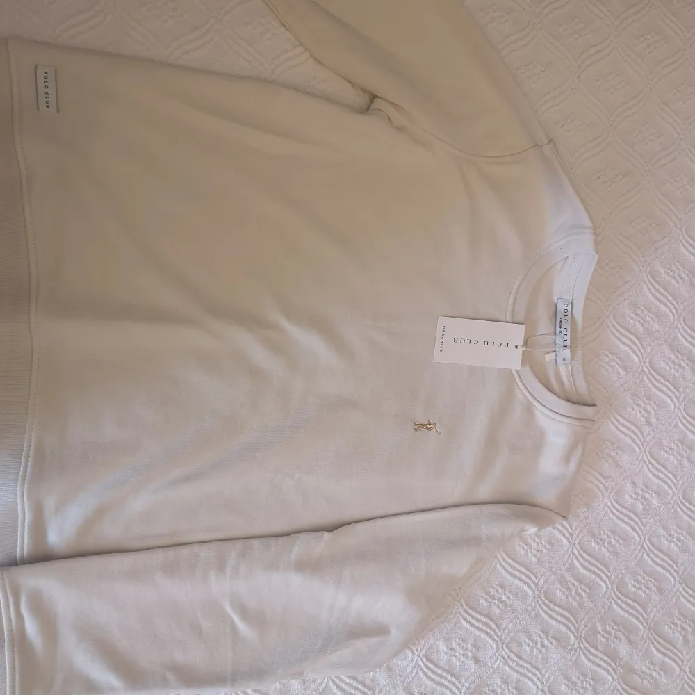 Ny Polo Sweatshirt mer prislappen kvar. Ny pris 1350 kr. Färg Off White . Tröjor & Koftor.