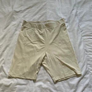 Cremevita cykelbyxor - Jättefina cykelbyxor från bikbok. Använda 1 gång. 