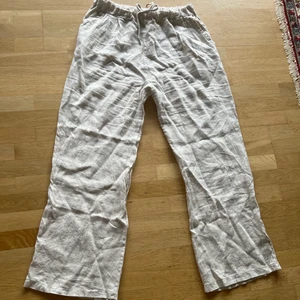 Linnebyxor - Ljusbeige linnebyxa från ”black colour”. Jättefina linnebyxor som aldrig kommit till användning. Ordinarie pris 799kr