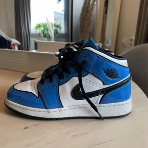 Jordans  - Ett par jättesnygga Jordans som tyvärr inte kommer till användning:( Bjuder på frakt🤠❣️