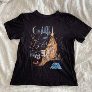 En STAR WARS t-shirt i S, använd ett fåtal gånger. (Köparen står för frakten) 