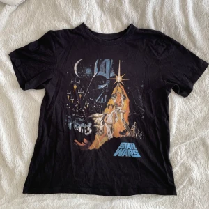 STAR WARS t-shirt - En STAR WARS t-shirt i S, använd ett fåtal gånger. (Köparen står för frakten) 