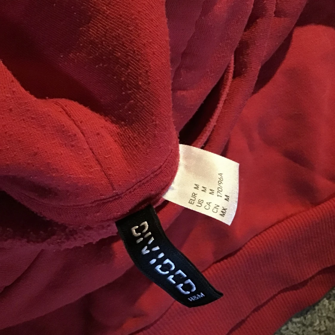 En röd mag-hoodie - 91