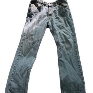 Ett par klassiska ljusblåa Levis 505 jeans. Säljer på grund av att de e för små för mig. Simpla byxor enkelt att matcha med det mesta och mycket snygga byxor overall. Storlek 34 i midjan och 32 i benlängd.