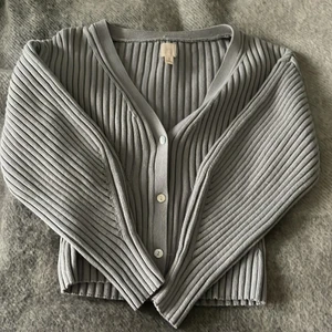 Pale Blue Cardigan - Säljer denna söta ljusblå kofta från H&M.  Helt ny aldrig använd förut.  Tight fit.