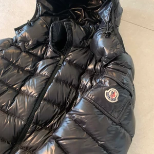 Moncler Bady jacka - Hej! Jag säljer min nästan oanvända Moncler jacka då den inte kommit till så mycket användning. Jag köpte den på Moncler butiken i Stockholm för ca 11 000kr och äkthetsbevis finns såklart. Den är i storlek 2 och passar mig som har S-M perfekt🥰💖
