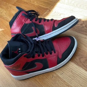 Jordan 1 Mid  - Jordans st 40 säljes.i använt skick.Hämtas av köparen.kan mötas upp i kga. Postas(köparen betalar frakt) Swish betalning. Hund finns i hemmet)