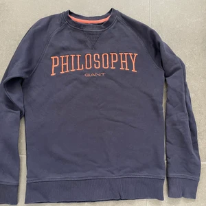 Gant tröja stl 146/152 - Mörkblå tröja från Gant. I jättefint skick, men en liten lagning längst ner på ena ärmen, därav priset.