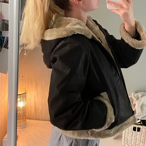 INTRESSEKOLL - Intressekoll på denna svin snygga höst jacka från Vera Pelle🧡🧡🧡 Super mysig, har en luva och allmänt snygg❣️ Perfekt längd dessutom! Jag är 170 och har ofta storlek 36💓💓💓