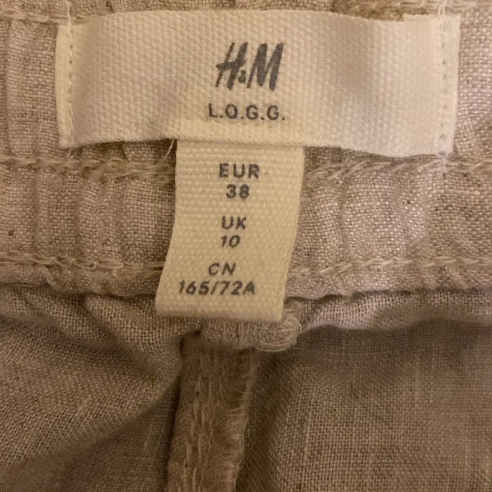 Ett par Linne byxor från H&M en gammal modell finns inte kvar. Toppen finns också köpa💕skriv om det är några frånser ni vill ställa . Jeans & Byxor.