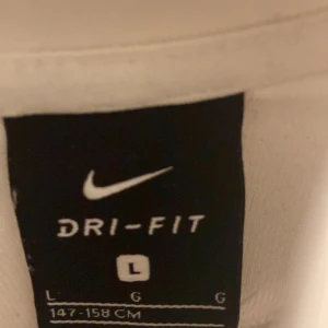 Psg tröja - Skick 9/10, säljer pga för liten