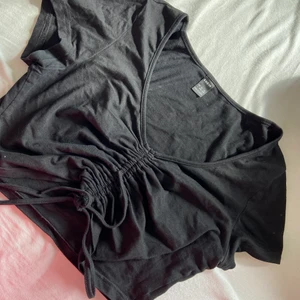 Svart topp  - En jättefin svart topp från shein, köpt för inte så längesen. Finns en dragning med snöre framför, de bara höra av sig om man vill veta något mer💕