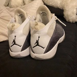 Jordans strl 46 - De har används en gång på en träning men de var för stora för mig men de är sköna och bekväma att gå i och 10/10 i skick. 