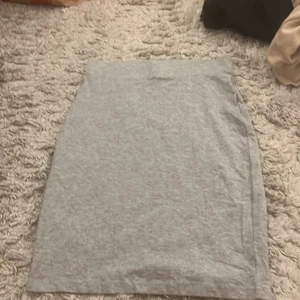 Grå tyg kjol - Fin grå tyg kjol från lager 157! Storlek S. Fint skivka o använd fåtal gånger. Köparen står för frakt! 