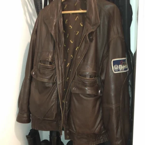 RETRO OVERSIZED LÄDERJACKA - Cool brun vintage läderjacka med sjukt många fickor, och ett fint OS-märke på armen. Vackert skick, med bara OS-märket löst och de små skråmorna som sysns på bild tre (de är på baksidan av den vänstra axeln). 