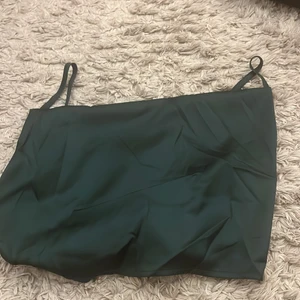 Topp  - Fin mörkgrön topp från Shein. Aldrig använd endast provad. Fint skick. Fraktas om köparen står för frakten! 