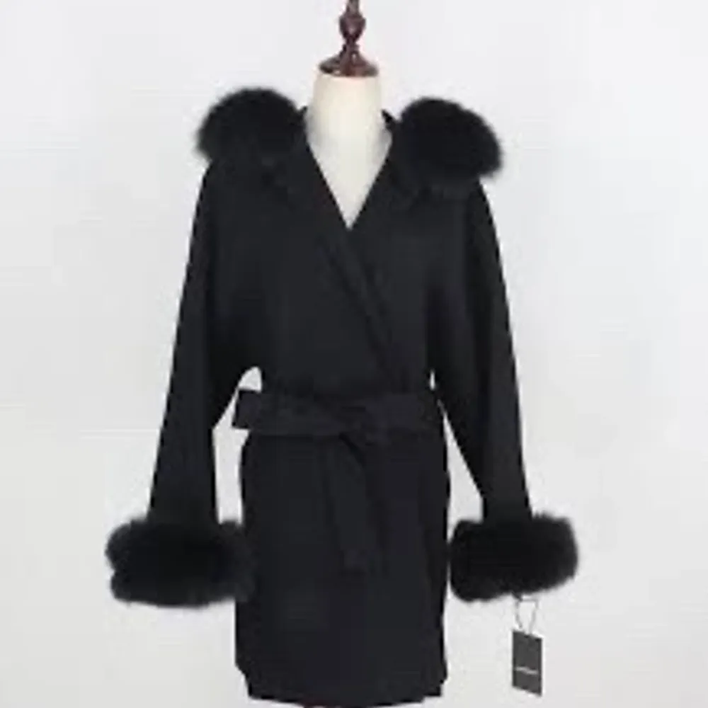 Säljer denna kappa från som är använd en gång och har kvitto. Pälsen är äkta både på luvan och ärmarna. . Jackor.