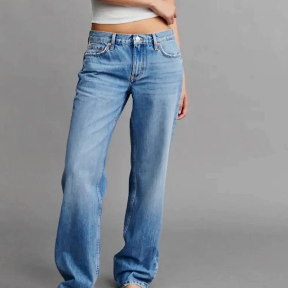 Low straight från Gina tricot, super snygga och trendiga. (lånade bilder från hemsida). Jeans & Byxor.