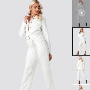 Jumpsuit NAKD - Vit jeansjumpsuit från NAKD i storlek 38. Nypris 659. Slutsåld på hemsidan.