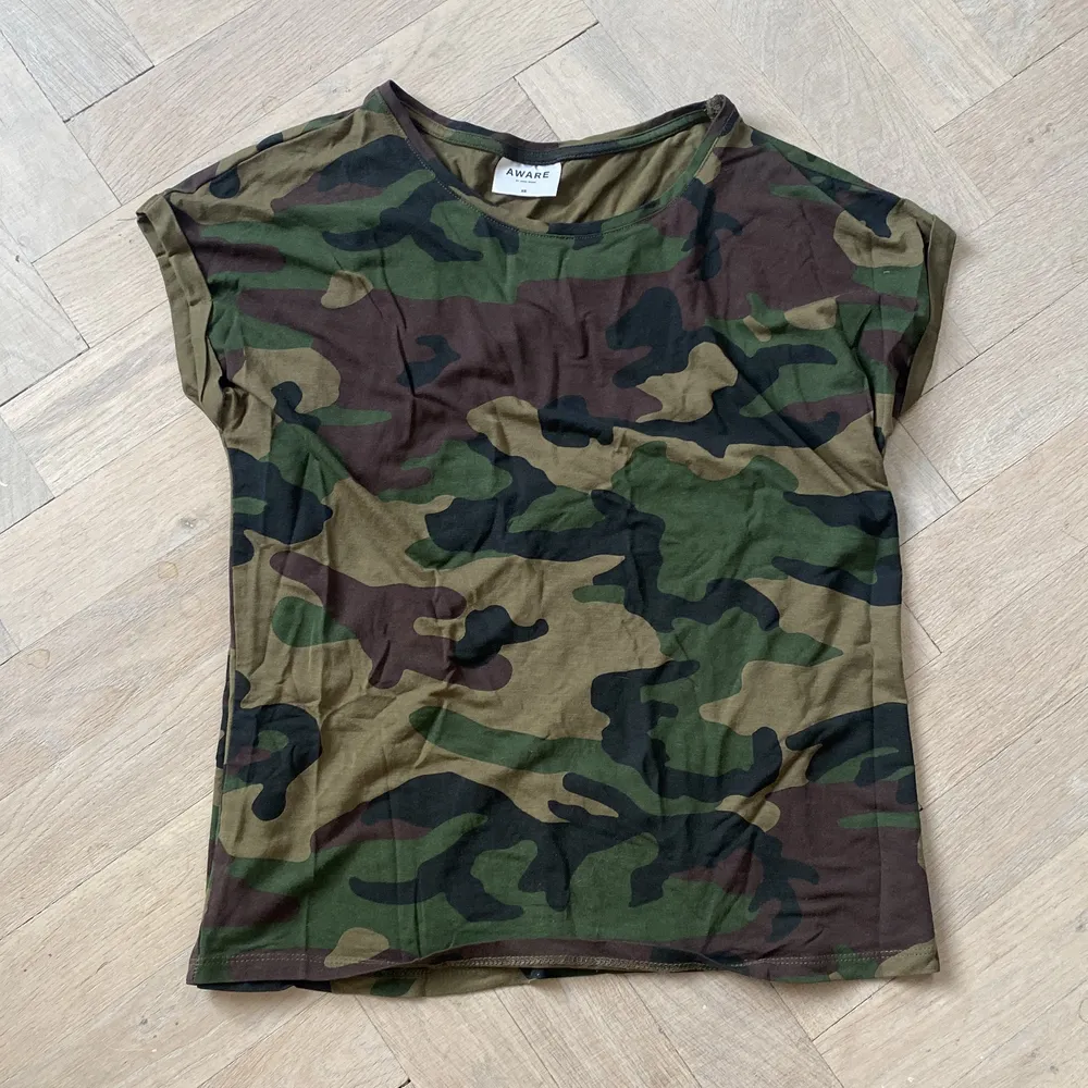 Cool camouflage t-shirt i storlek XS💚🤎 30kr+frakt (66kr). T-shirts.